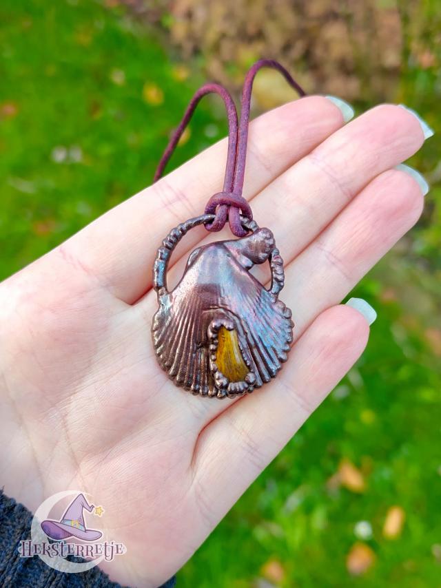 Verkoperde bonte mantel met tijgeroog ketting