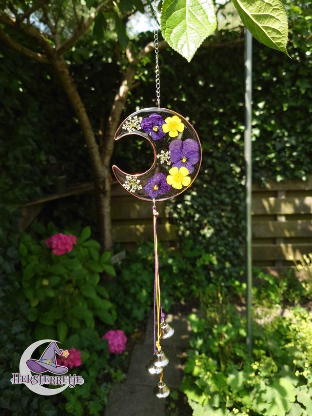 Moon bells met bloemen
