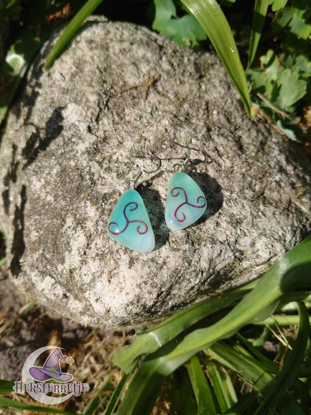 Oorbellen van glas met triskelion