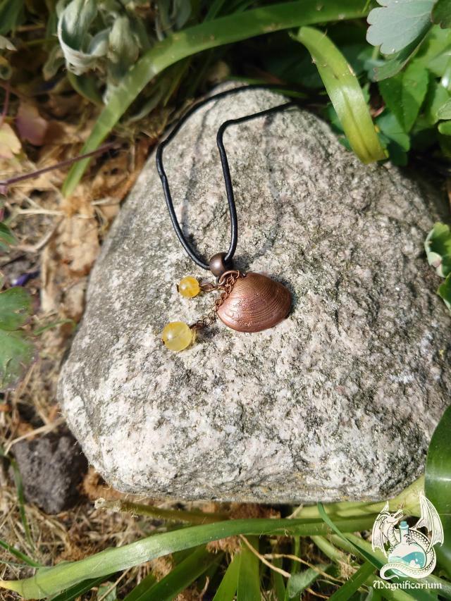 Verkoperde venusschelp ketting met edelsteen