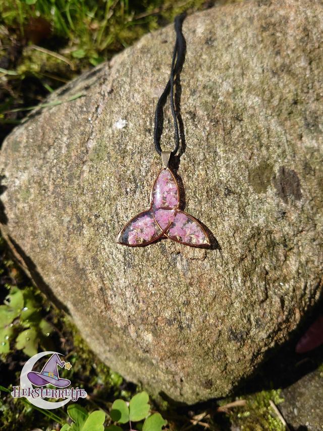 Triquetra ketting met limonium