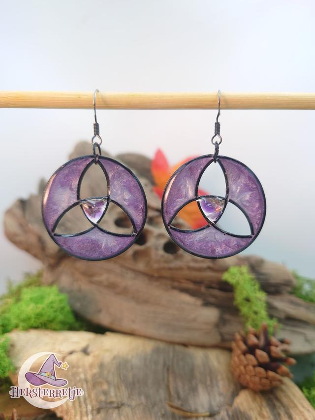 Sierlijke triquetra oorbellen met edelsteen