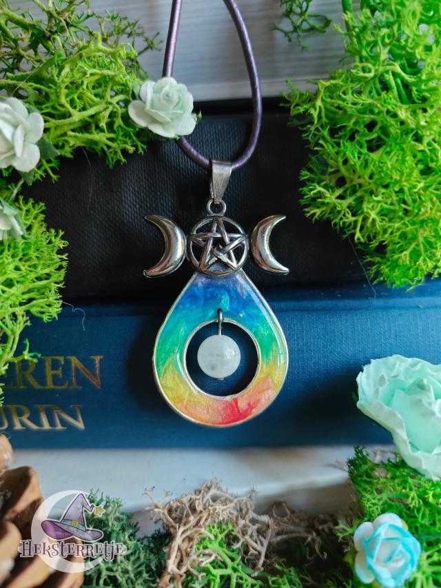 Druppel ketting met triple moon en edelsteen
