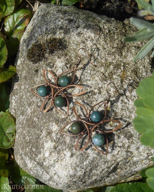 Koperen triquetra oorbellen met edelsteen